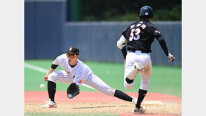 [포토] 문동주 '완벽한 1루 수비'