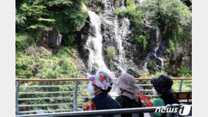 “마스크 안에 땀 줄줄”…30도 가까운 더위에 시민들 ‘고역’