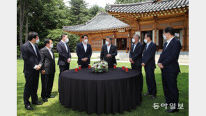 44조 투자-경제 회복…달라진 文, ‘이재용 사면’ 건의에 “고충 이해”