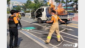 “뒤에 불 났어요”…활활 타는 가구 싣고 소방서로 달려간 트럭