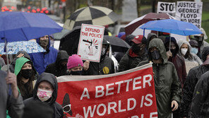 플로이드살해 경찰관, 30년 구형…변호사는 ‘집행유예’ 요청