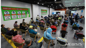 60~74세 등 예약률 77.7%…“상반기 1300만+α 1차 접종”