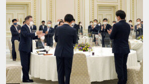 쓴소리 하겠다더니…與초선들, 文과 사진찍느라 30분