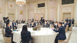 [사설]자성 없이 단합만 강조하고 끝난 文-與초선 맹탕 간담회