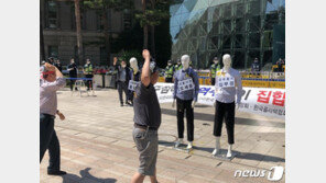 김부겸·오세훈 마네킹에 계란투척…유흥업주 “영업제한 풀어라” 촉구