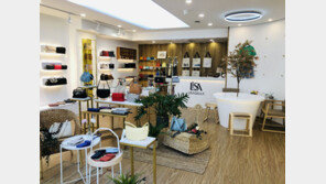 한백월드 “여성용 핸드백 자체 브랜드 ‘LISAGELLA(리사젤라)’ 출범”