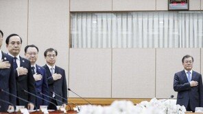 ‘3년만에 국정원 방문’ 문대통령 “미래형 정보기관 거듭나길”