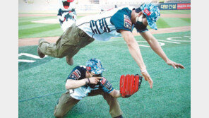 야구장도 사로잡은 ‘강철부대’