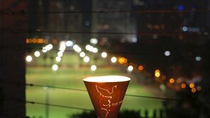 홍콩 시민들, ‘톈안먼 32주기’ 촛불·액정 시위…경찰 ‘보안법 위반’ 경고