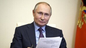 러시아도 ‘백신관광’ 추진…푸틴 “외국인 유료접종 해주자”