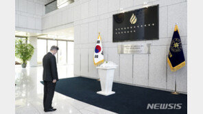 탁현민 “국정원 ‘이름없는 별’ 하나 더 늘어…가장 슬프고 엄숙”