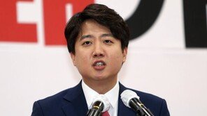 ‘공부 잘한’ 이준석에게 드리운 짙은 그림자