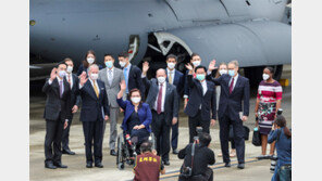 中 보란듯이… 美 상원의원단, 전략수송기로 대만 방문