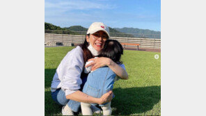 최지우, 13개월 딸 품에 안고 백만불짜리 미소…‘지우히메’ 아닌 엄마