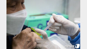 7일부터 60~64세 AZ 접종 시작…고3, 기말고사 이후 화이자 맞는다