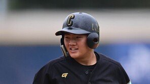 [포토] 윤정훈 ‘3타자 연속 세이프티 번트 성공’
