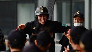 [포토] 강산 ‘화끈한 공격 야구!’