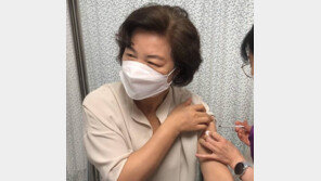 “부지런한 58개띠”…추미애, 백신 접종 인증샷 공개