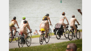 다 벗고 마스크만 쓴 남녀 ‘우르르’…美 누드 자전거 달린다