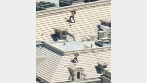 ‘더 빨리, 더 빨리…’ 지붕 위로 뛰어다닌 中음식배달원