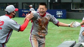 [포토] 김승현 ‘번트로 시작해 실책 틈타 홈까지’