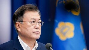 백신 자신감 보인 文대통령 “11월 집단면역→추석엔 마스크 벗고”
