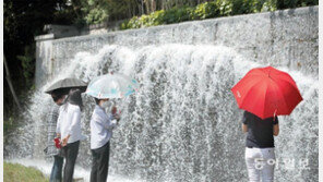 폭포수 보며 더위 식히기