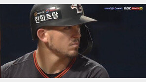 배트 대신 팔꿈치 들이댔는데… 기대감 속 부진한 기록 유지중인 힐리