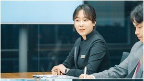 ‘너는 나의 봄’ 서현진, 호텔 컨시어지 매니저 완벽 변신 포착