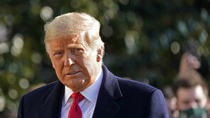 트럼프 “비트코인은 사기…달러가 세계의 통화 되길”