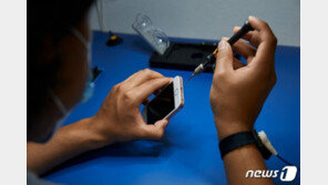 아이폰 수리센터서 성관계 영상 유출…애플, 20대女에 55억 보상