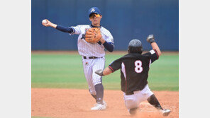 [포토] 이승한 ‘깔끔한 병살 처리’