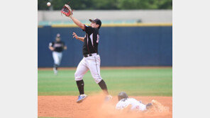 [포토] 황민준 ‘송구가 높았어’