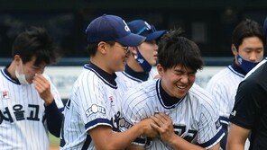 [포토] 서울고, 물금고에 8-1 콜드승 ‘꿈은 아니겠지?’