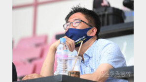 [포토] SSG 류선규 단장 ‘황금사자기 두 눈으로 직접’