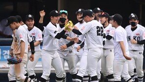 [포토] 환호하는 인천고 ‘만루 위기 넘겼어!’