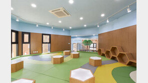 “육각형 벌집이 아이들에게 숲으로 오라고 손짓해요”