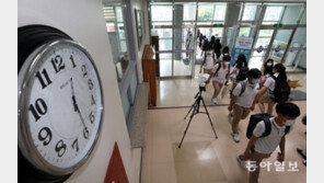 오전-오후 나눠 매일 등교… “공부-방역 모두 잡았다” 