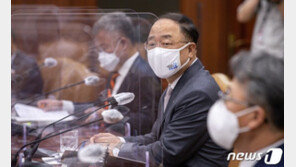 홍남기 “취업자 3개월 연속 증가…코로나 직전 대비 80% 회복”