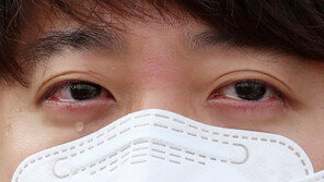 천안함 희생자 유가족 만나 눈물 흘린 이준석