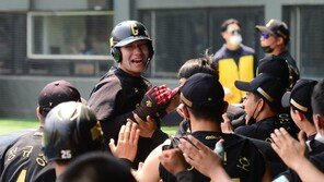 [포토] 신동준 ‘4회말 대량 득점에 환호’