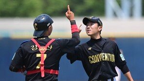 [포토] 컨벤션고, 충암고 상대 12-3 대승