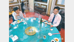 ‘휴대용 가림막’ 챙기는 충남지사… “코로나 걱정 없이 소통해요”