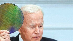 美 “바이든 주재 반도체 등 공급망 포럼 구상”… 한국 74차례 언급 