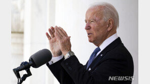 바이든, ‘총기난사 사고’ 플로리다 고등학교 졸업식에 축하 영상