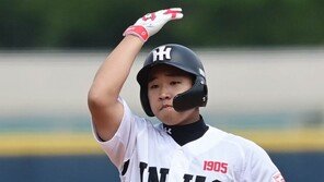 [포토] 정경배 코치 아들, 정상훈 ‘동점타 친 나에게 토닥토닥’