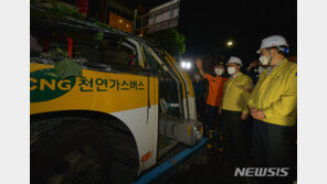 광주 매몰 버스 앞쪽 승객 8명…아름드리나무가 살렸다