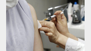 얀센 맞는 30대들…‘백신 부작용 보장보험’ 문의 폭주