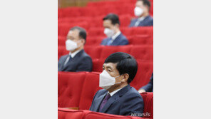 ‘투톱’ 이성윤·이정수, 조용한 취임…현안사건 처리 주목