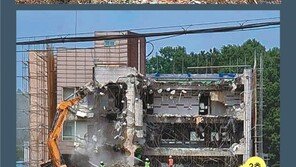 [단독]굴착기 기사 “물 뿌리던중 흙더미 주저앉더니 건물 무너져” 